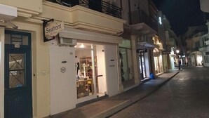 Vista de una calle en un pueblo con una tienda llamada 'Seafront' y un letrero que dice 'LOFT'.