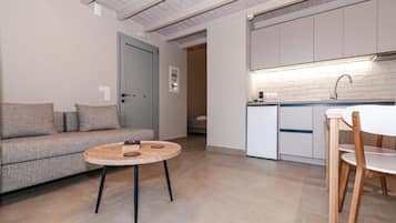 Suite, Mobility Accessible, Pool View | Living area