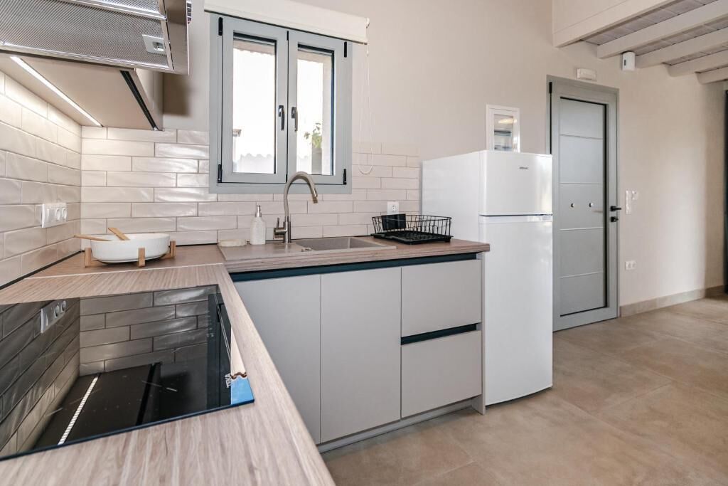 Family Suite, Pool View | Private kitchen