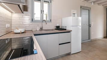 Family Suite, Pool View | Private kitchen