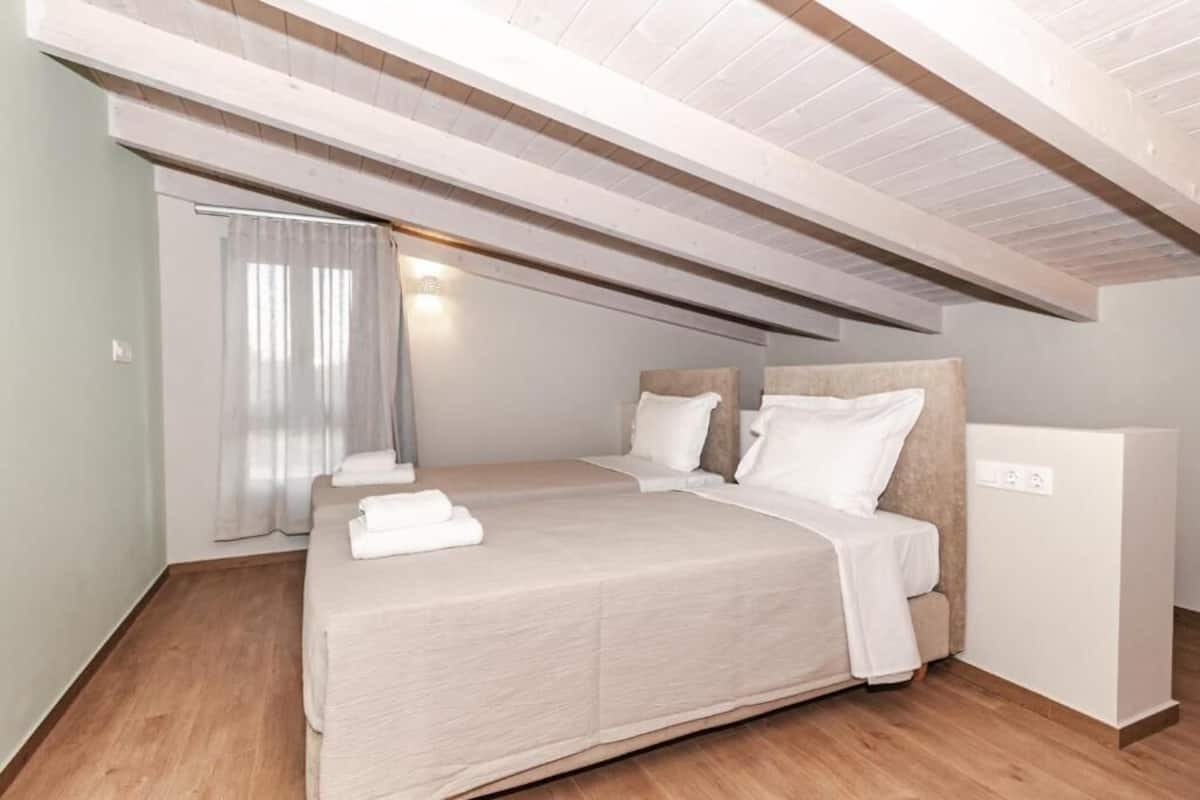 Un dormitorio con cama, mesita de noche y armario.