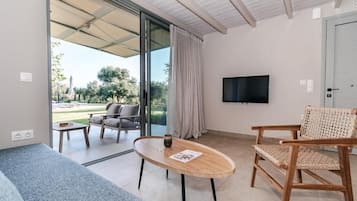 Junior Suite, Pool View | Living area