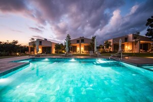 Una piscina al aire libre de temporada