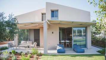Family Suite, Pool View | Outdoor dining
