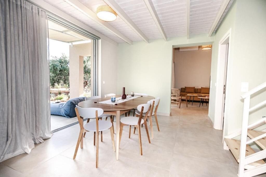 Family Suite, Pool View | Dining