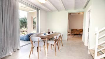 Family Suite, Pool View | Dining