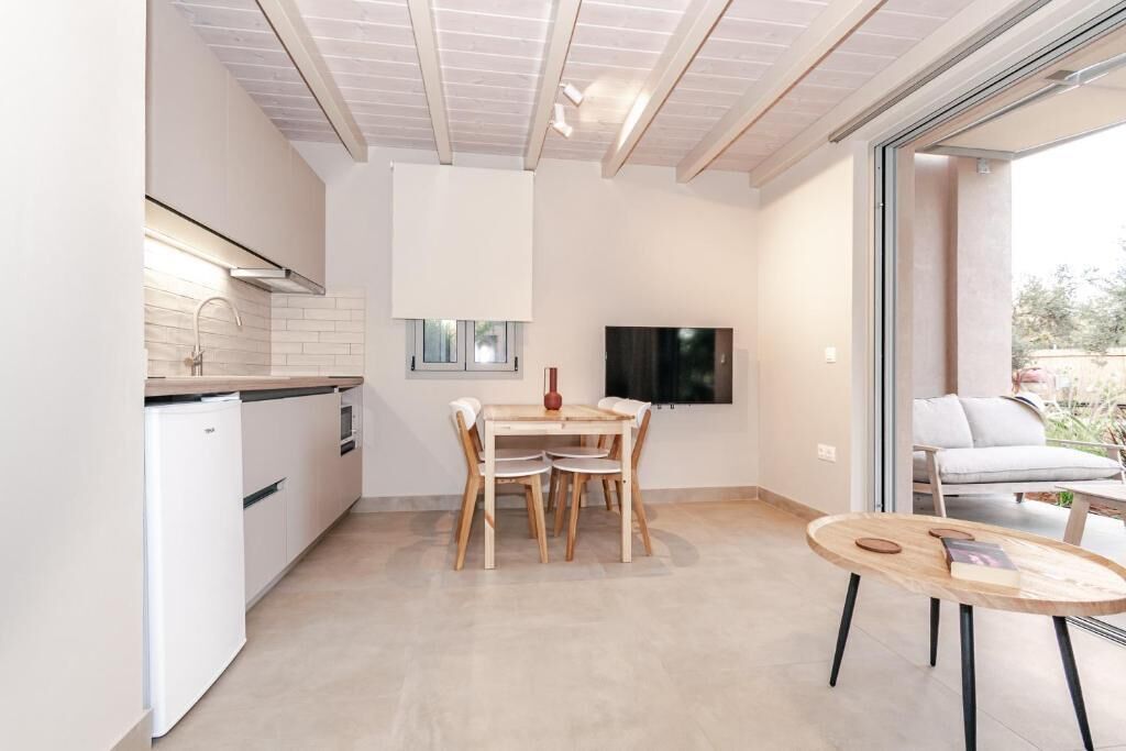 Suite, Mobility Accessible, Pool View | Interior