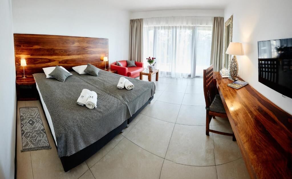 Bàn, khu vực làm việc phù hợp cho laptop, bàn ủi/dụng cụ ủi quần áo 