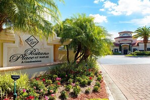 Property grounds - Beautiful 3 Bedroom Condo in Naples, Florida (Naples)
