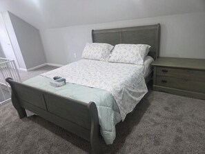 Iron/ironing board, Internet, bed sheets - Fantastic 3-bedroom bungalow with AC in charming Columbus (Columbus)