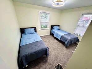Iron/ironing board, Internet, bed sheets - Fantastic 3-bedroom bungalow with AC in charming Columbus (Columbus)