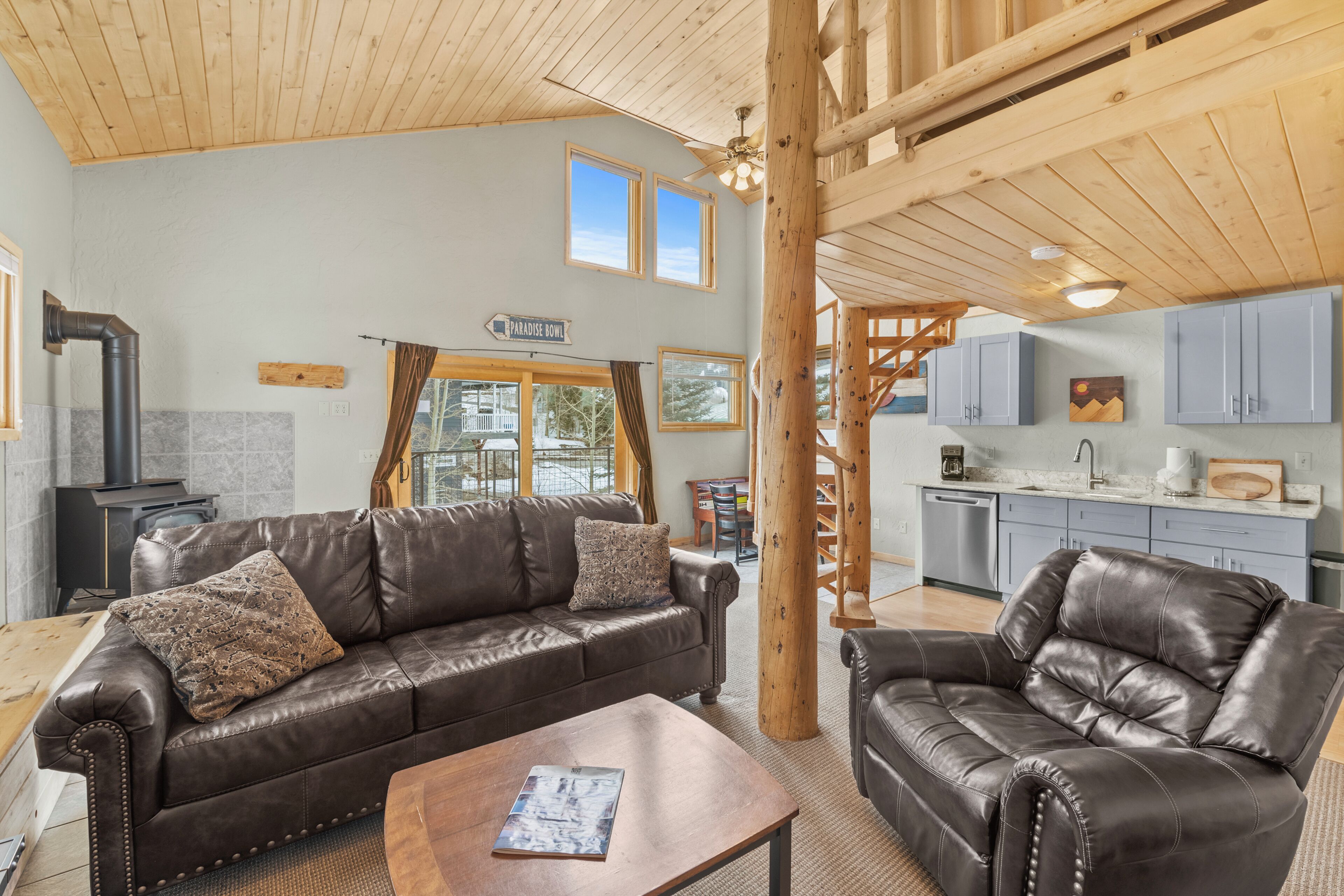 TV connectée, cheminée, lecteur de DVD, espaces bureaux