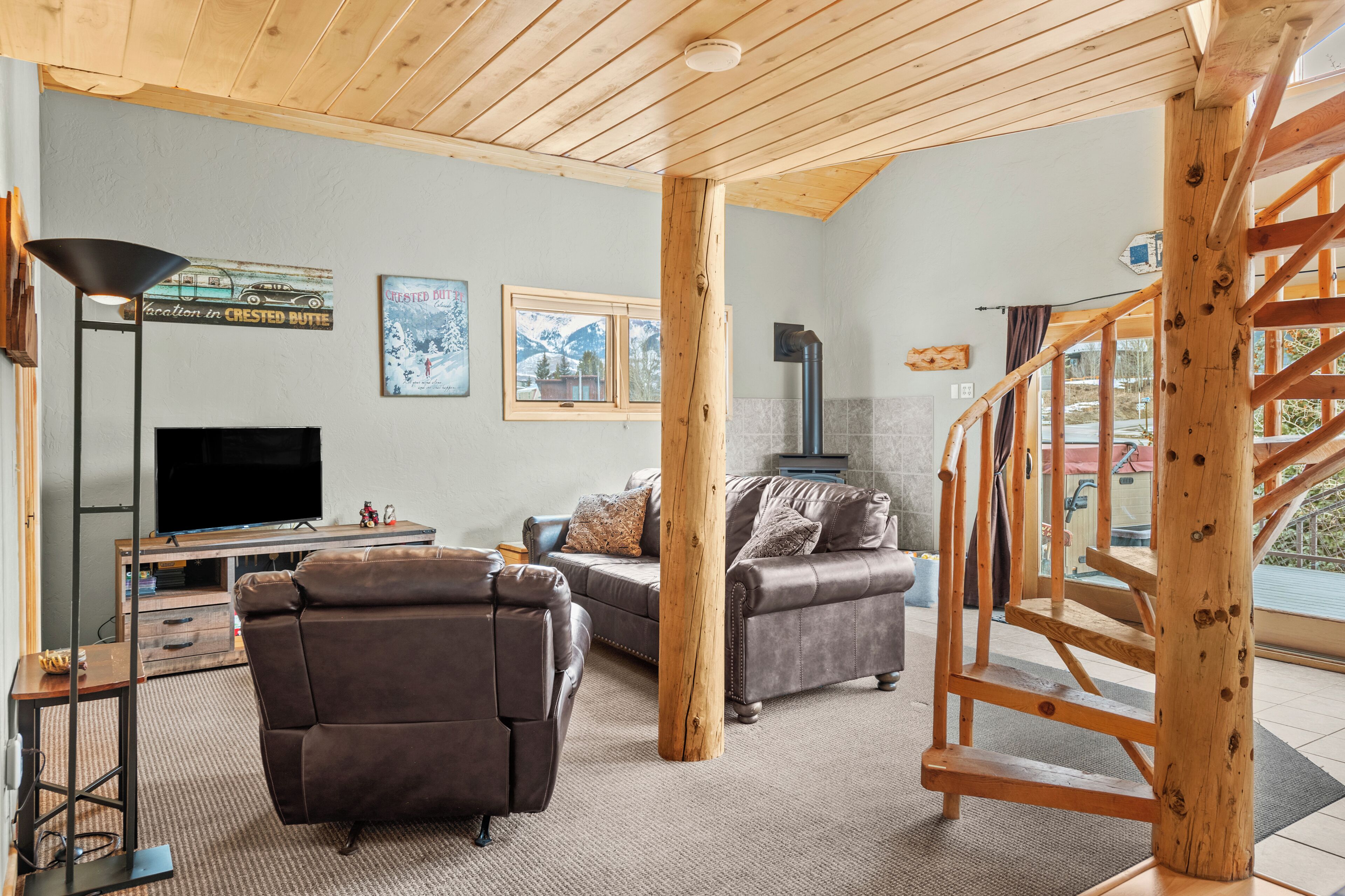 Smart-tv, een open haard, een dvd-speler en een kantoor