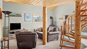 Smart-tv, een open haard, een dvd-speler en een kantoor