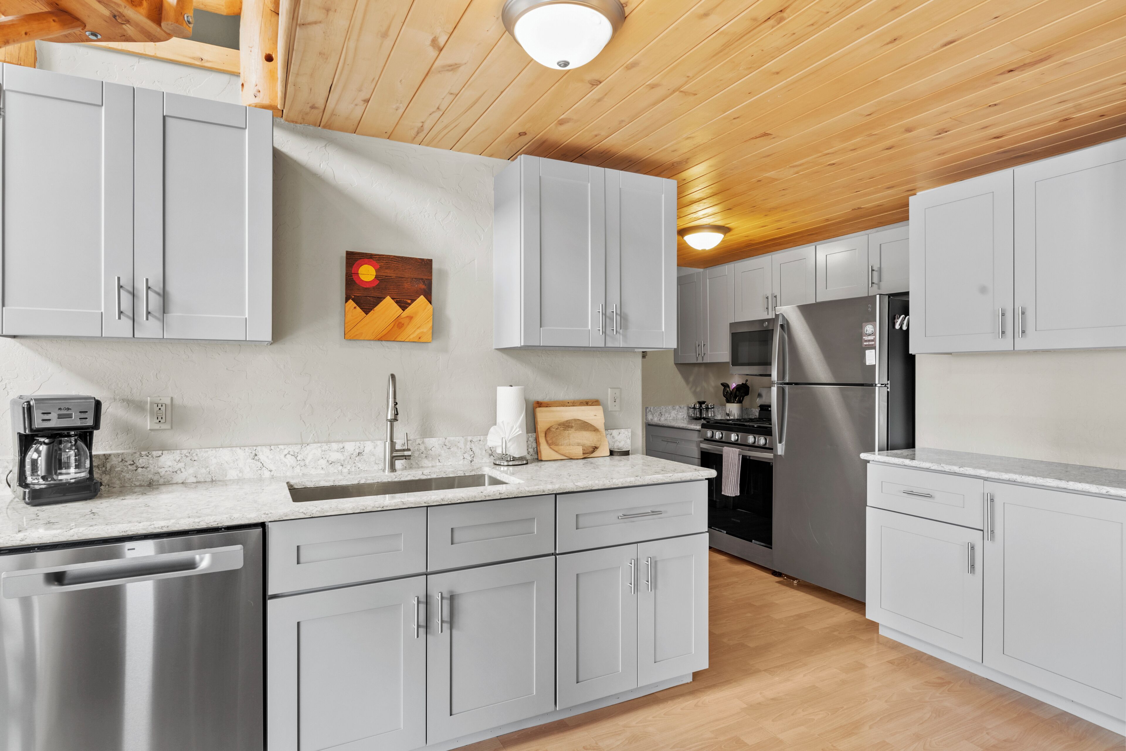 Een koelkast, een microgolfoven, een oven, een kookplaat