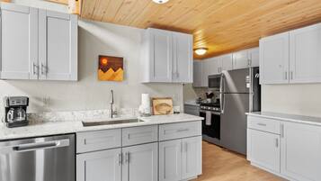 Een koelkast, een microgolfoven, een oven, een kookplaat