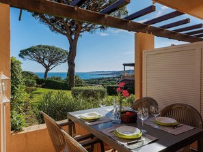 Outdoor dining - Les Coteaux de la Nartelle by Interhome (Sainte Maxime)