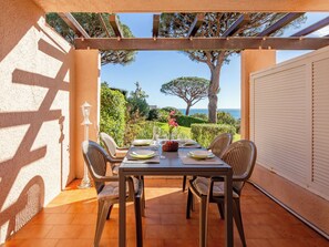 Outdoor dining - Les Coteaux de la Nartelle by Interhome (Sainte Maxime)