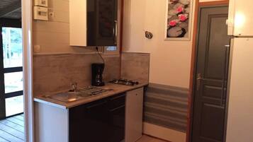 Réfrigérateur, micro-ondes, plaque de cuisson