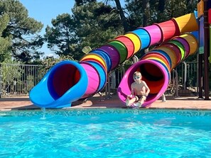 A heated pool - ZEcamping 3* piscine chauffée toboggans chalet 25m2 2 pers (Bollène)