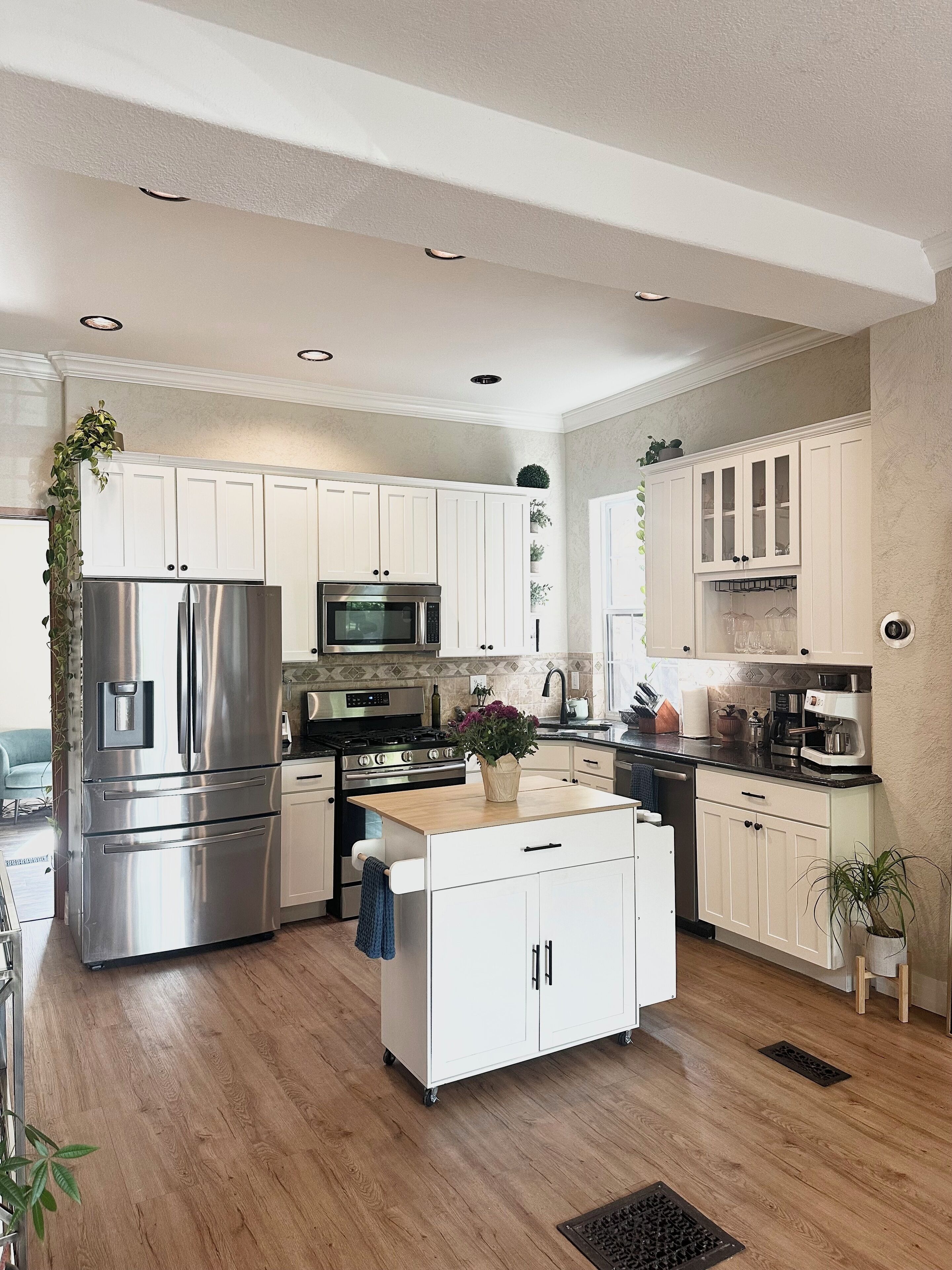 Refrigerador, microondas, horno y parrilla de estufa 