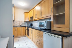 Fridge, microwave, oven, stovetop - Central 1BR Home Near Harold’s Cross Village & Grand Canal (Dublin)