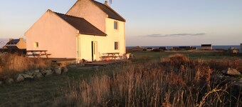 The Island’s Former Gonio Station: Panoramic Sea Views and Cozy Comfort