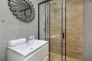 Shower, hair dryer, towels, shampoo - Modern Studio in the Center | Parking | Balcony (Katowice)
