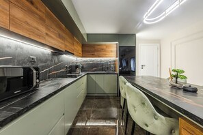 Réfrigérateur, micro-ondes, four, plaque de cuisson