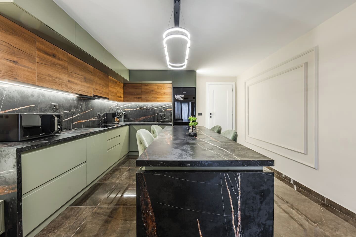 Kylskåp, mikrovågsugn, ugn och spishäll