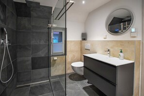 Dusch, hårtork och handdukar