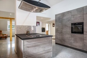 Kühlschrank, Ofen, Herdplatte, Geschirrspüler