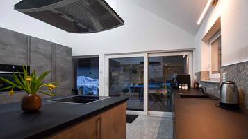 Fridge, oven, stovetop, dishwasher