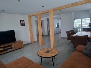 TV - Schrödter Apartment with Mountain View, Private Terrace and Wi-Fi (Schramberg)