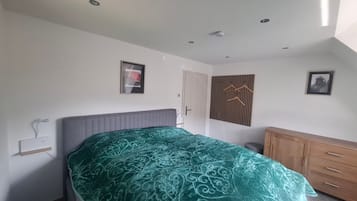 2 habitaciones, tabla de planchar con plancha, wifi y ropa de cama