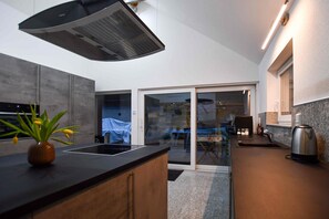 Fridge, oven, stovetop, dishwasher - Schrödter Apartment with Mountain View, Private Terrace and Wi-Fi (Schramberg)