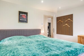 2 habitaciones, tabla de planchar con plancha, wifi y ropa de cama 