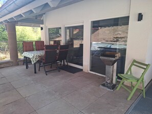 Outdoor dining - Schrödter Apartment with Mountain View, Private Terrace and Wi-Fi (Schramberg)