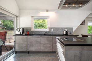 Een koelkast, een oven, een kookplaat, een vaatwasser