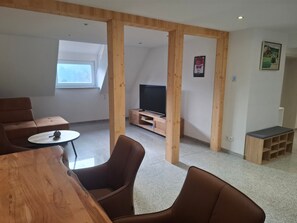 TV - Schrödter Apartment with Mountain View, Private Terrace and Wi-Fi (Schramberg)