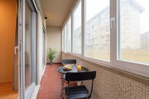 Dining - Elegant Modern Flat with Balcony by HostWise (Porto)