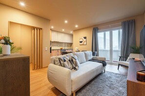 TV - Elegant Modern Flat with Balcony by HostWise (Porto)