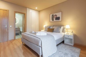 Iron/ironing board, travel cot, WiFi, bed sheets - Elegant Modern Flat with Balcony by HostWise (Porto)