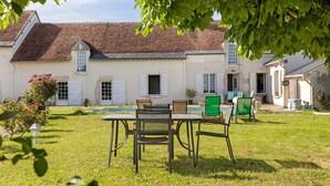 A house with a tiled roof, a swimming pool, and a table with chairs in the yard. - Bed and Breakfast 'Chambre Laurier' with Shared Pool, Shared Garden and Wi-Fi (Le Controis-en-Sologne)