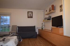 WiFi, bed sheets - Bed and Breakfast 'Chambre Laurier' with Shared Pool, Shared Garden and Wi-Fi (Le Controis-en-Sologne)