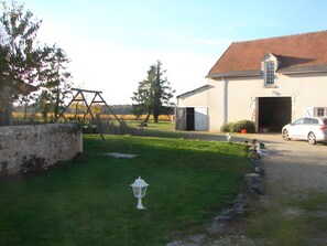 Property grounds - Bed and Breakfast 'Chambre Laurier' with Shared Pool, Shared Garden and Wi-Fi (Le Controis-en-Sologne)