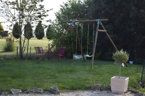 Children’s area - Bed and Breakfast 'Chambre Laurier' with Shared Pool, Shared Garden and Wi-Fi (Le Controis-en-Sologne)