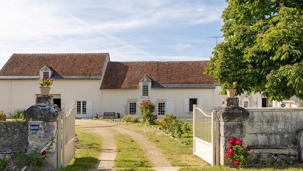 A traditional house with a gravel driveway leading to a gated entrance. - Bed and Breakfast 'Chambre Laurier' with Shared Pool, Shared Garden and Wi-Fi (Le Controis-en-Sologne)