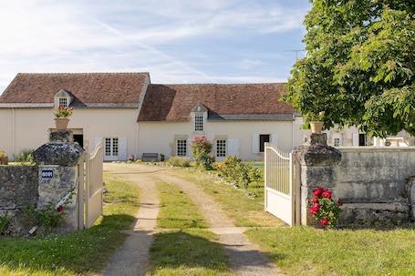 Exterior. Bed and Breakfast 'Chambre Laurier' with Shared Pool, Shared Garden and Wi-Fi