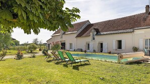 A house with a swimming pool, green lawn, and a tree. - Bed and Breakfast 'Chambre Lavande' with Shared Pool, Shared Garden and Wi-Fi (Le Controis-en-Sologne)